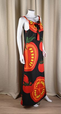 une photo d'un mannequin portant une robe décorée de tomates