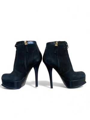 bottes noires à talons hauts avec des fermetures éclair sur le devant et sur le côté