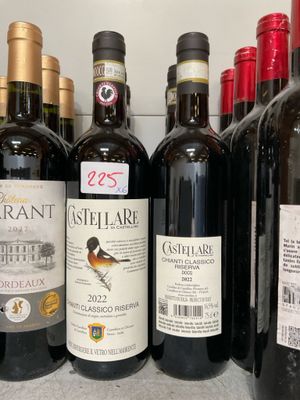 plusieurs bouteilles de vin sont alignées sur une étagère