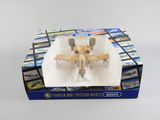 une boîte contenant une maquette d'avion de chasse