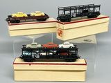 trois modèles réduits de trains exposés dans une vitrine