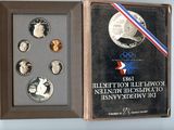 une image représentant une boîte sur laquelle se trouve une médaille