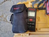 un téléphone portable dans un étui, posé sur une table