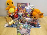 beaucoup d'objets Pokémon sur la table