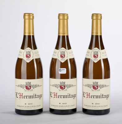 trois bouteilles de vin posées l'une à côté de l'autre sur une table