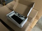 une boîte contenant un téléphone, posée sur une boîte en carton