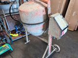 une bétonnière qui se trouve dans un garage