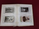 un livre ouvert avec des photos de personnes