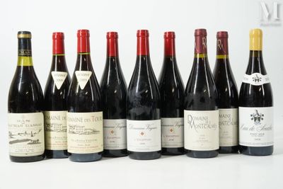 six bouteilles de vin sont alignées sur une table