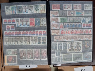 deux boîtes ornées de timbres, exposées