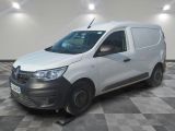 la camionnette blanche est garée sur le sol en damier d'une pièce