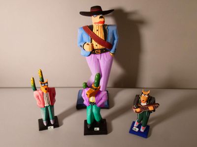 trois figurines représentant un homme avec un chapeau, un homme en costume, un homme avec un chapeau et un homme avec un chapeau et un homme avec un