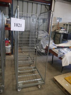 un chariot métallique portant un numéro, dans un entrepôt