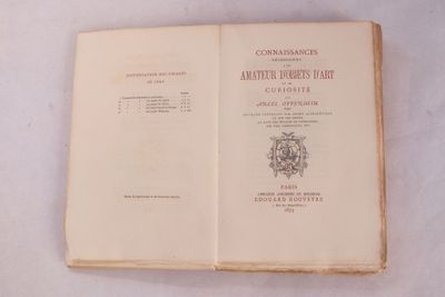 un livre ouvert sur lequel figure l'image d'un blason, surmonté d'un autre blason