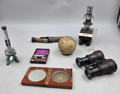 un grand nombre d'objets posés sur une table