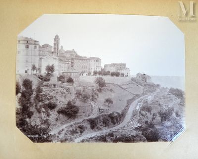 une image représentant une vieille photo d'un château situé sur une colline
