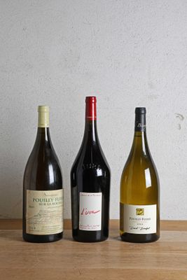 trois bouteilles de vin sont alignées sur une table en bois