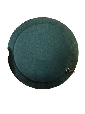 un chapeau vert posé sur une table
