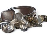 beaucoup d'objets en argent qui se trouvent sur la table