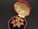 une image représentant une boîte rouge ornée d'une croix dorée