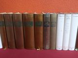 Plusieurs livres sont alignés sur une table rouge