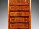 une commode ancienne de style XVIIIe siècle