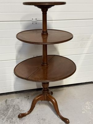 table en bois à trois niveaux, avec un mur blanc en arrière-plan