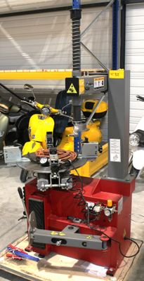 une image d'un homme travaillant sur une machine dans un garage