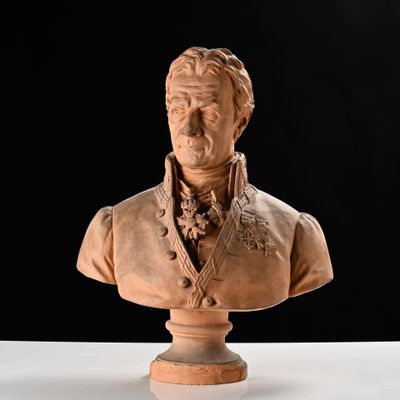statue représentant le buste d'un homme sur un socle, sur fond noir