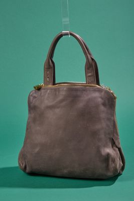 PAULE KA SAC en cuir patiné gris éléphant, zip bicolore, dou…
