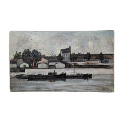 tableau représentant un bateau sur un plan d'eau, avec des bâtiments en arrière-plan