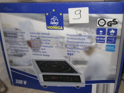 emballage d'une nouvelle plaque de cuisson électrique dans son carton
