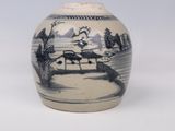 un petit vase avec un tableau posé sur une table