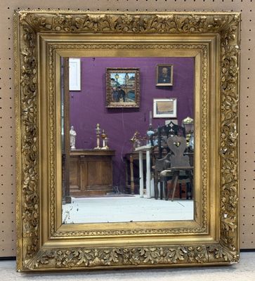 Miroir , cadre en bois et stuc feuillagé doré.