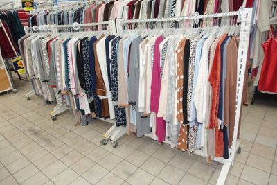 un portemanteau rempli de vêtements dans un magasin de vêtements