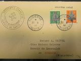 une vieille carte postale sur laquelle sont collés deux timbres, posée sur le rebord d'une fenêtre