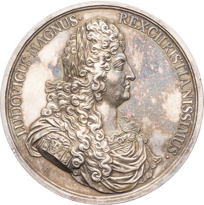 une vieille pièce d'argent sur laquelle figure la tête d'une femme coiffée d'une couronne