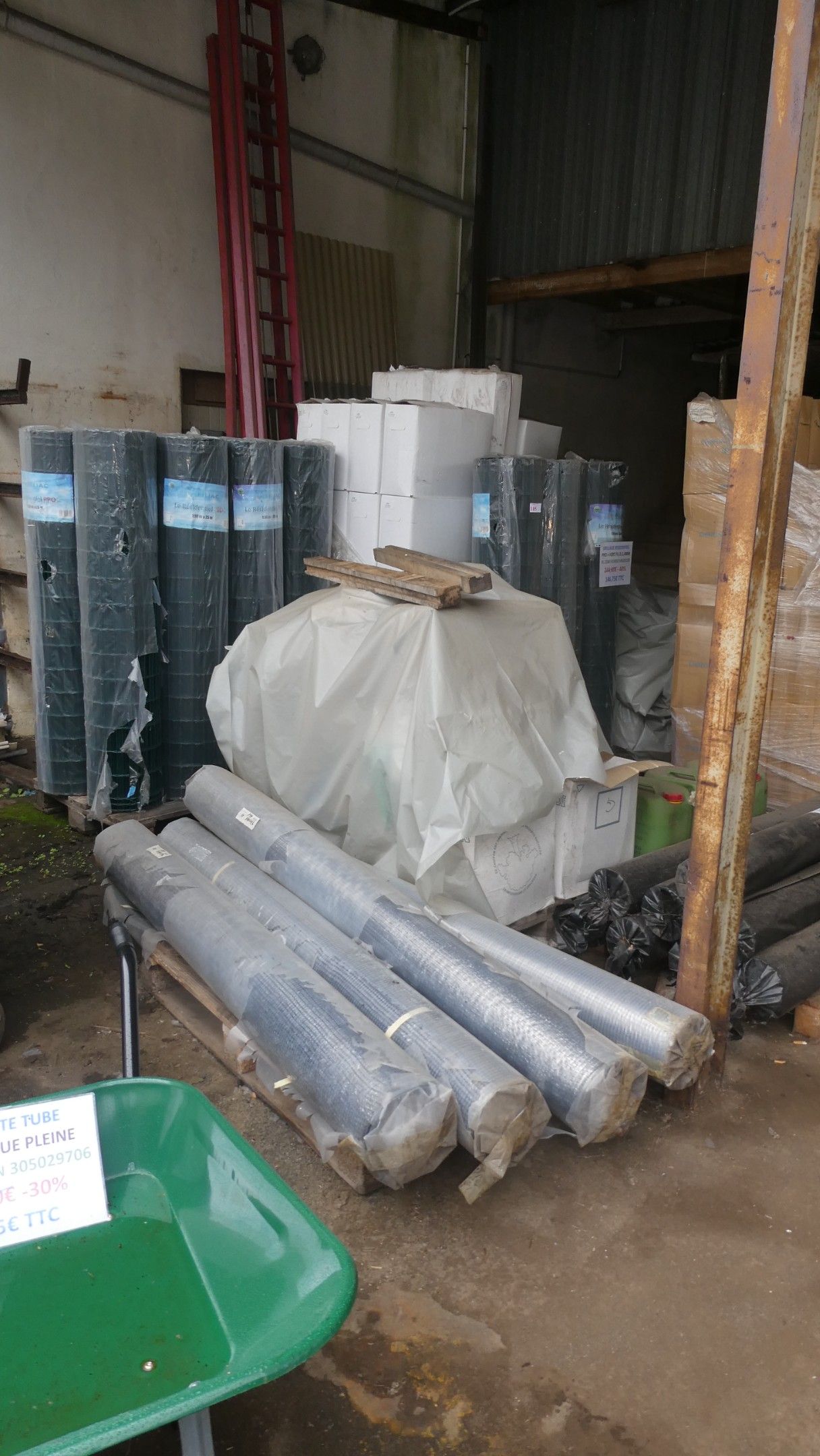 - Stock de 11 rouleaux de grillage de 150 m x 25 m.