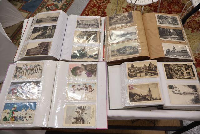 Sept albums de cartes postales anciennes (monuments, paysages…) e...