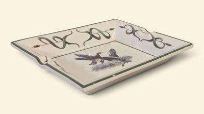 une assiette blanche sur laquelle est représentée une image de deux oiseaux