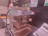 une machine à café posée sur le comptoir d'un restaurant