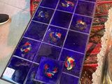 une table sur laquelle est posé un plateau recouvert de carreaux bleus