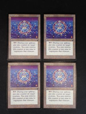 quatre cartes aux motifs différents posées sur une table