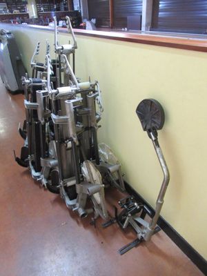un tas de vieilles machines par terre