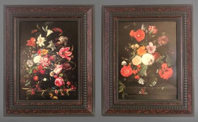 deux tableaux représentant des fleurs, encadrés, accrochés au mur d'une pièce