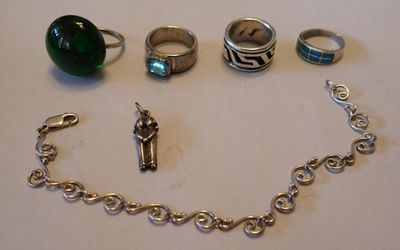 beaucoup de bagues et de bracelets différents sur la table