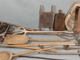 tout un tas de vieux outils posés sur une table