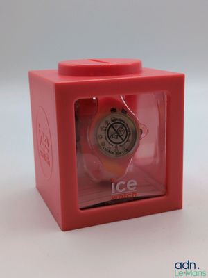 une montre Ice dans un coffret rouge posé sur un fond blanc