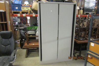 une photo d'une grande armoire de rangement dans un magasin