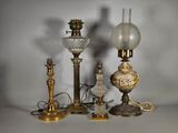 trois lampes placées l'une à côté de l'autre sur une table